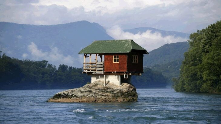 casa construida sobre un lago