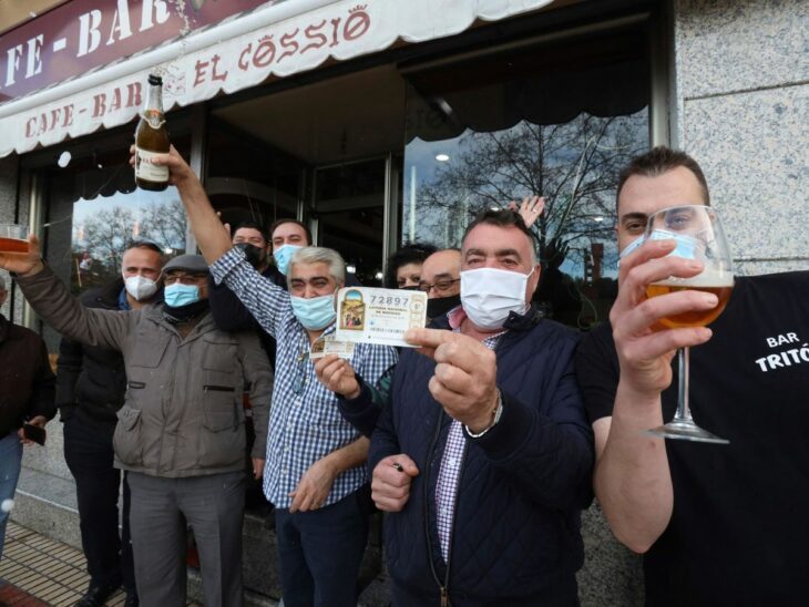 hombres festejando su triunfo en la lotería