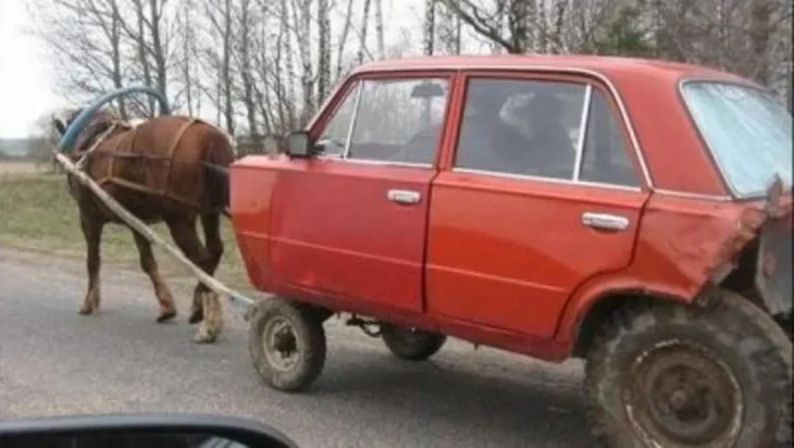 auto sin motor jalado por caballo