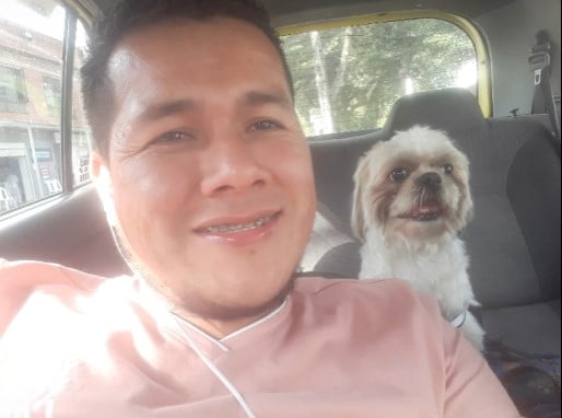 selfie de un hombre junto a un perrito 
