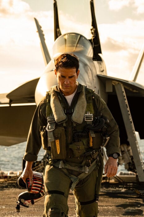Tom Cruise impersonating his character in Top Gun: Maverick 