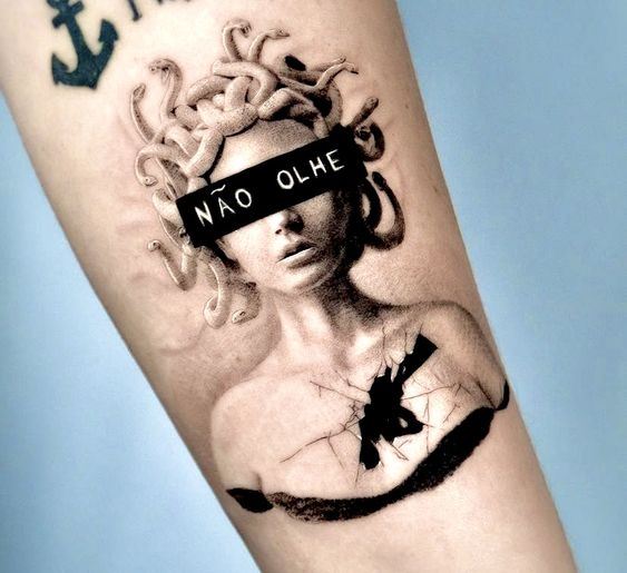 tatuaje de medusa con los ojos cubiertos