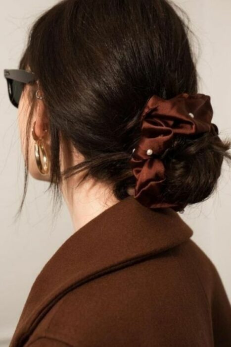 chongo con scrunchie