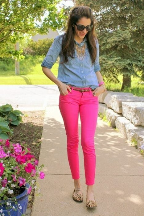 outfit pantalón rosa blusa mezclilla