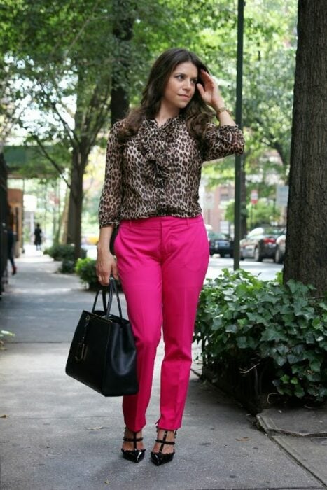 outfit pantalón rosa con blusa animal print