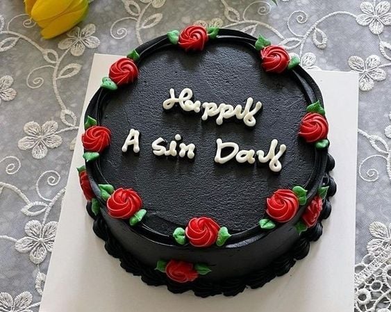 pastel negro con flores rojas