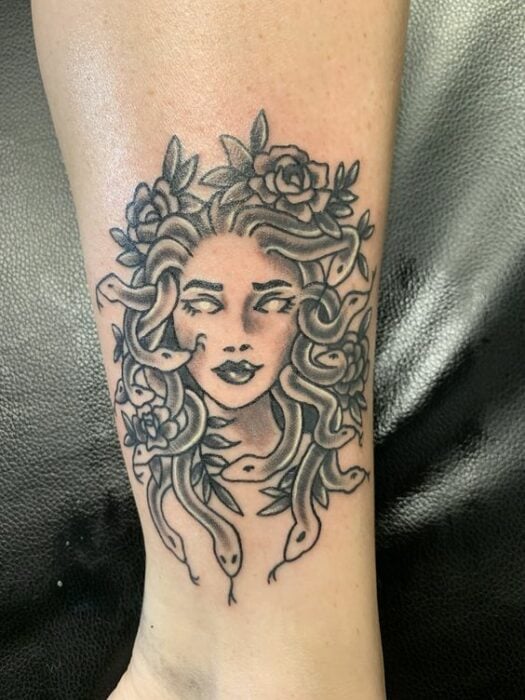 tatuaje medusa sonriendo
