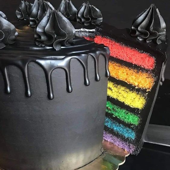 pastel negro con interior de colores