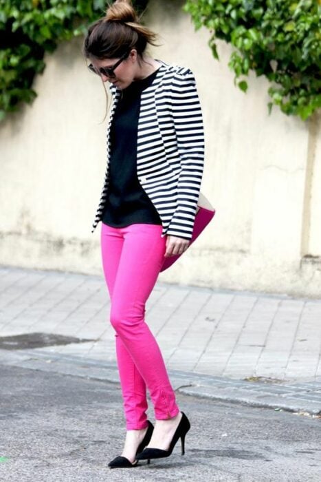 outfit pantalón rosa con blusa negra