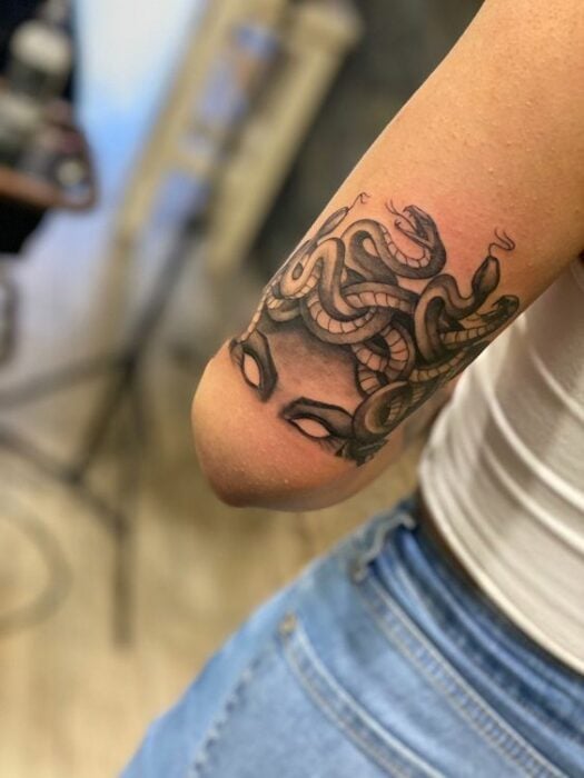 tatuaje de medusa en el brazo