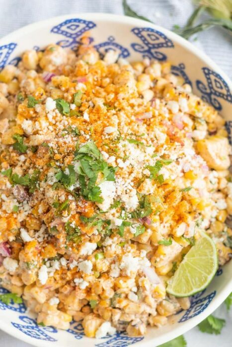 Chica gringa comparte su receta de 'ensalada callejera de elote'