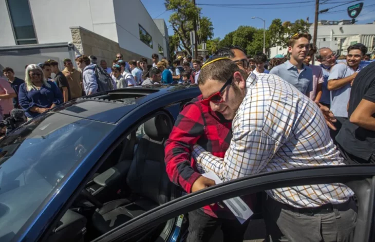 Alumnos se cooperan para comprarle un auto a su profesor; siempre llegaba en camión