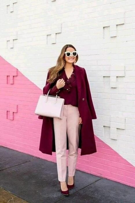 outfit pantalón rosa con blusa color vino