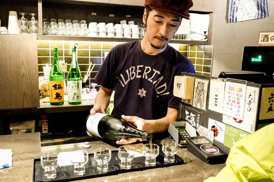 sake en un bar