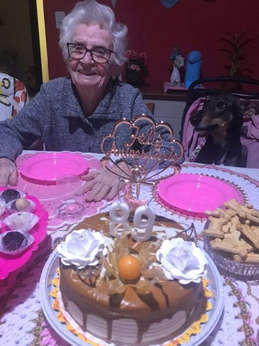 Abuelita cumplió 89 años y sus 10 perritos le "organizan" una gran fiesta