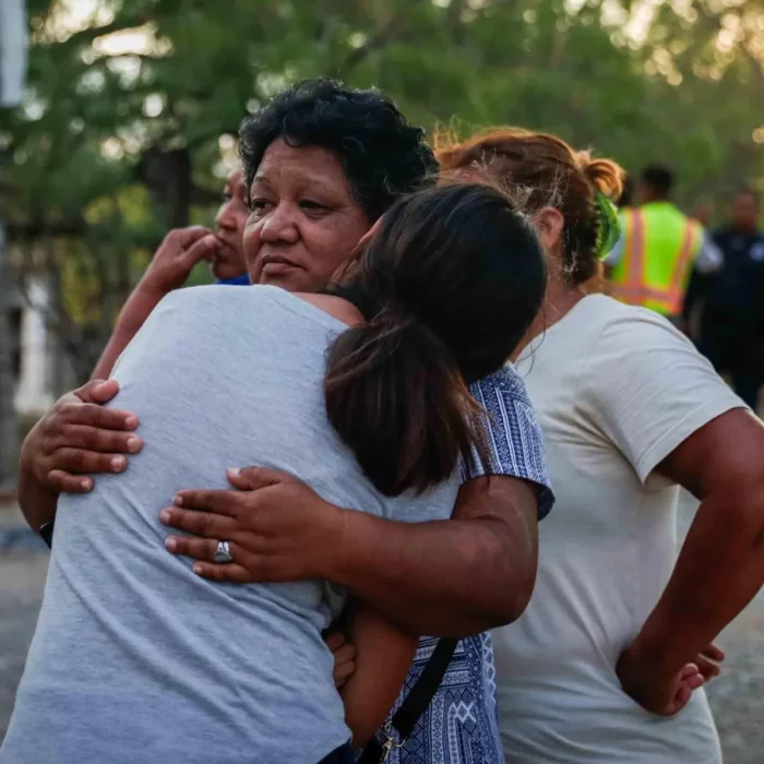 Familiares de mineros atrapados en mina de carbón, en Sabinas, Coahuila