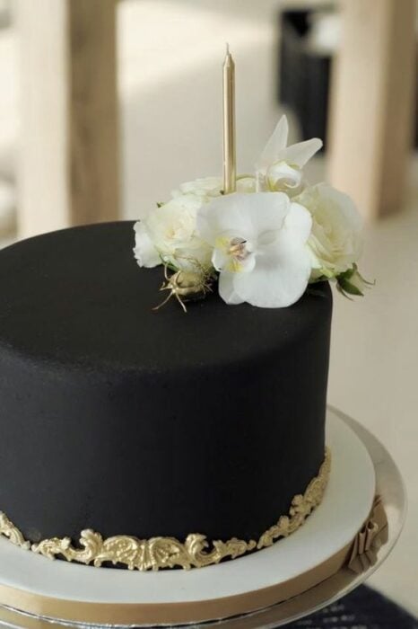 pastel negro con rosas blancas