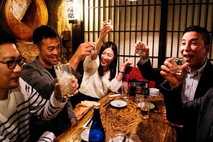 chicos japoneses consumiendo alcohol