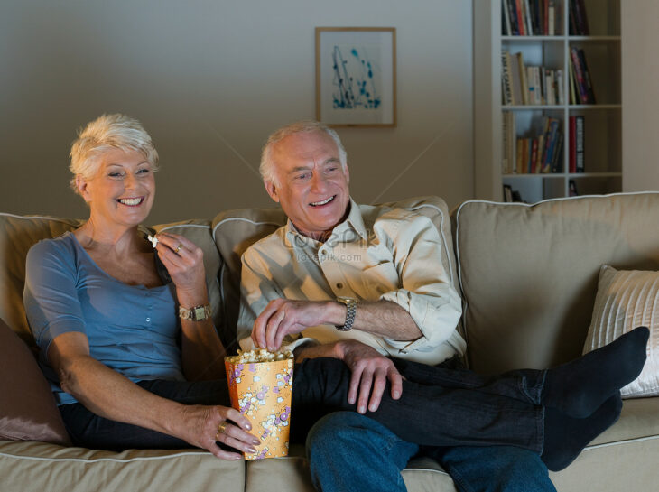 pareja viendo tv