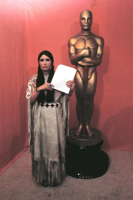 Sacheen Littlefeather en la 45.ª edición de los Premios de la Academia