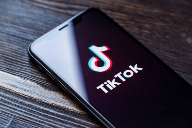 celular con TikTok