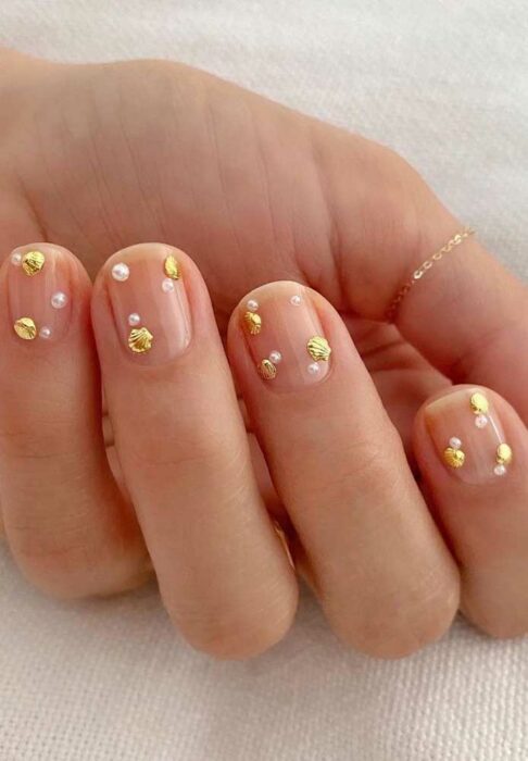 Manicura con aplicaciones doradas