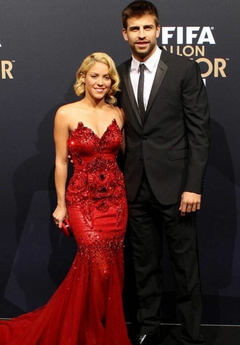 Gerard Piqué with Shakira posing on a red carpet 