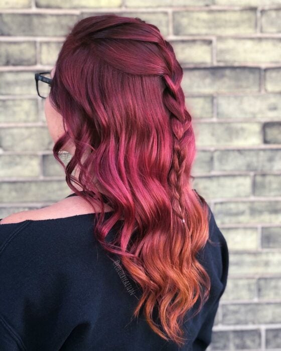 girl from behind showing her wine-colored hair degraded with pink and copper tones 