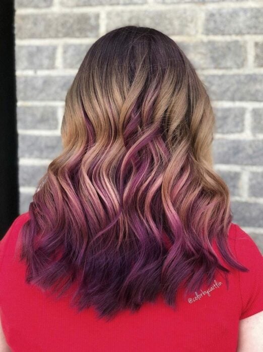 chica de espaldas mostrando un degradado de colores en su cabello hasta llegar al color vino 
