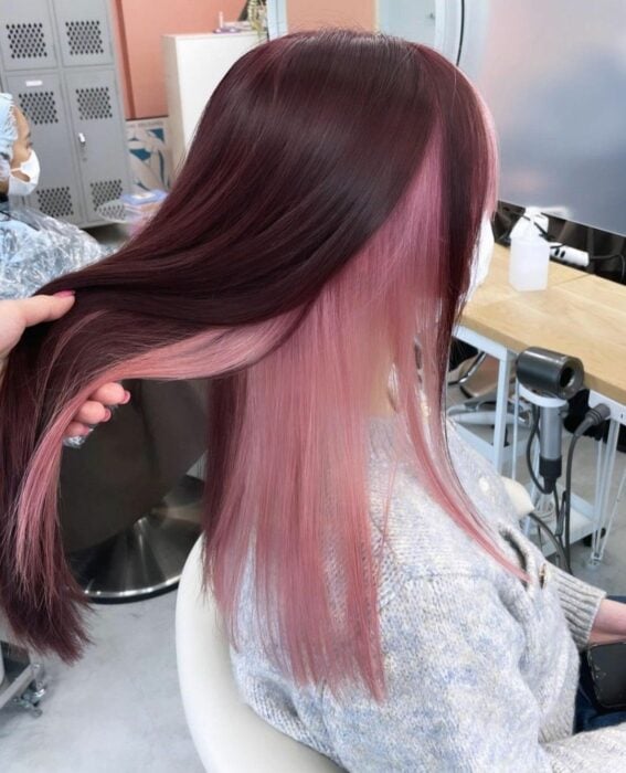 foto del cabello de una chica color tinto combinado con color rosa 