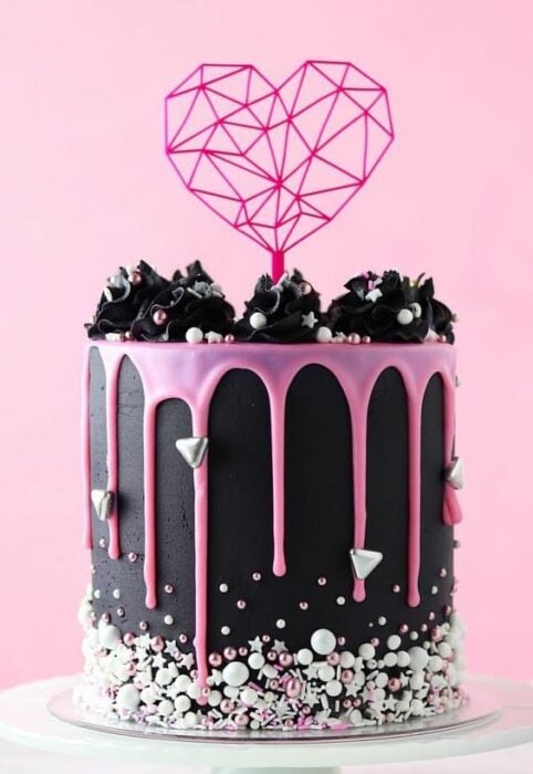pastel negro chorreado de rosa y perlas