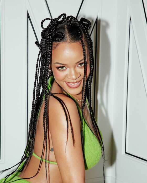 Rihanna sonriendo