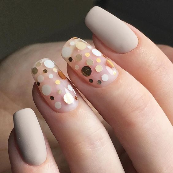 uñas confeti doradas