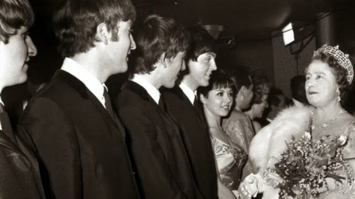 Reina Isabel con beatles