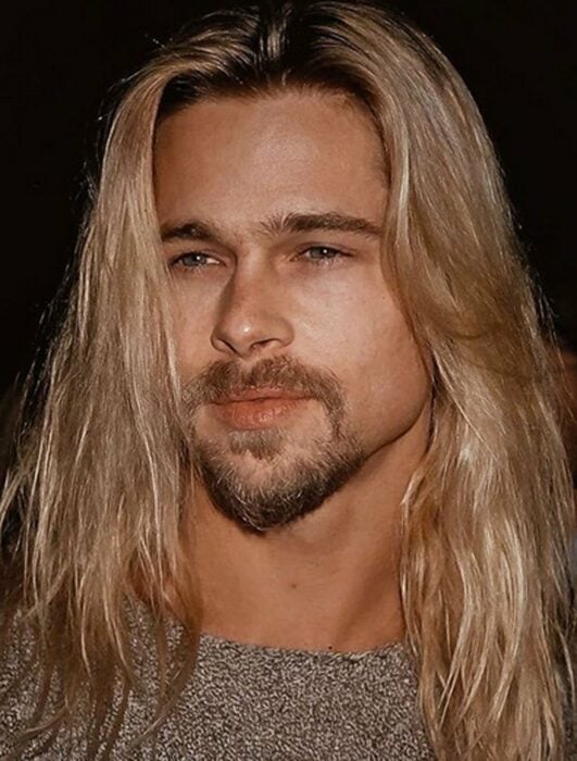 Brad Pitt con cabello largo