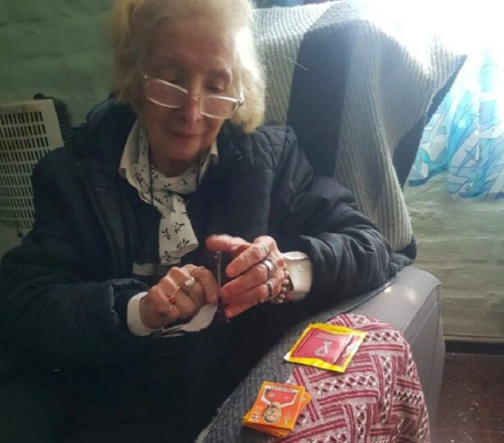 abuelita con su colección de álbumes de Qatar