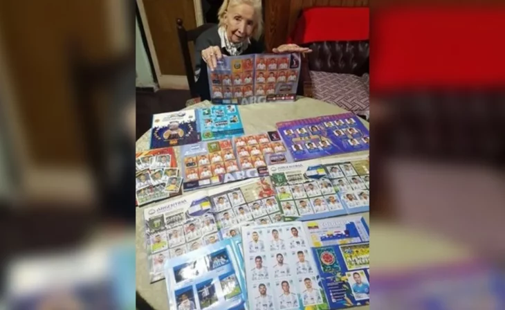 abuelita con su colección de álbumes de Qatar