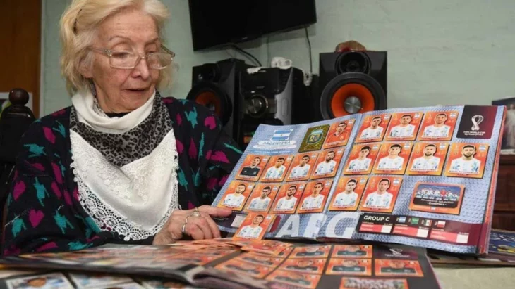 abuelita con su colección de álbumes de Qatar 