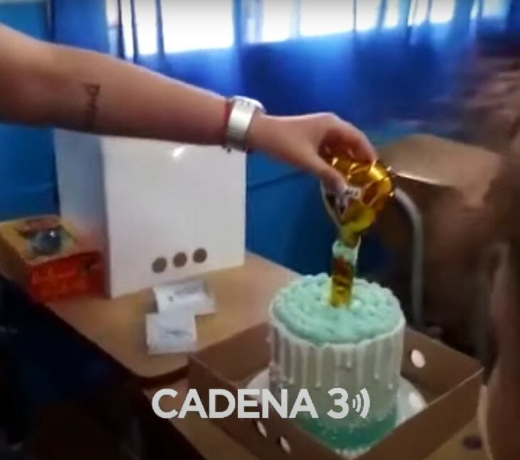 mano tirando de un globo dentro de un pastel 