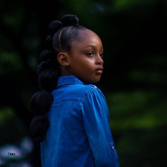 fotografía de una niña nigeriana posando con una blusa de mezclilla azul 
