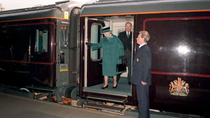Imagen de la Reina Isabel ll bajándose del tren real 
