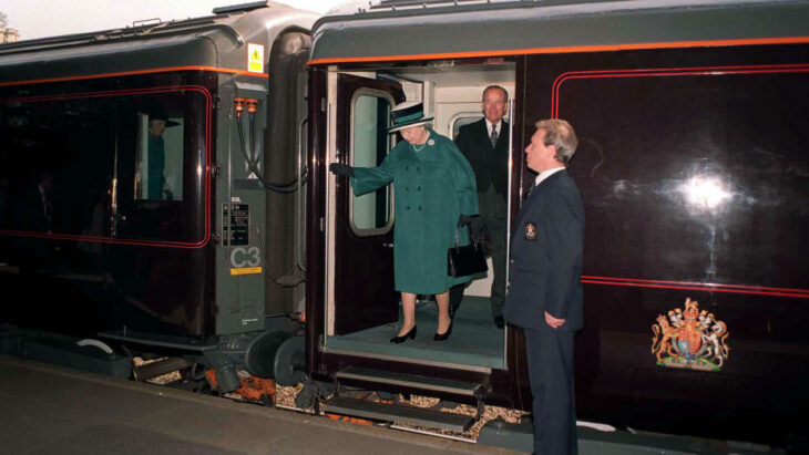 Image of Queen Elizabeth ll getting off the royal train 