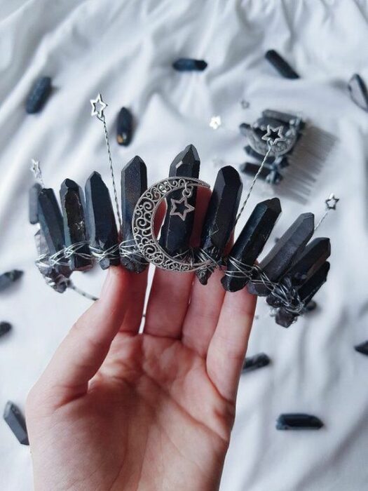 quartz crown;  16 Brooches that will give an ultra dark touch to your style