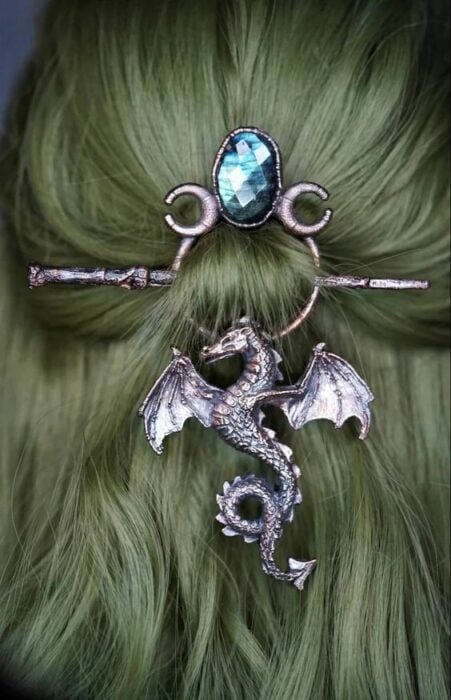 dragon;  16 Brooches that will give an ultra dark touch to your style