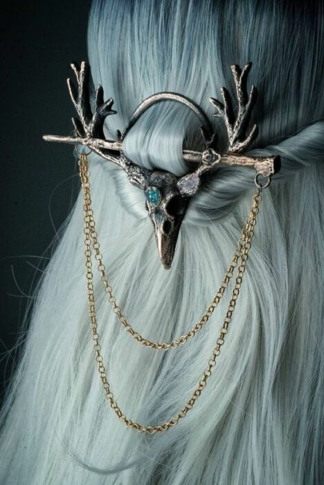 Deer;  16 Brooches that will give an ultra dark touch to your style