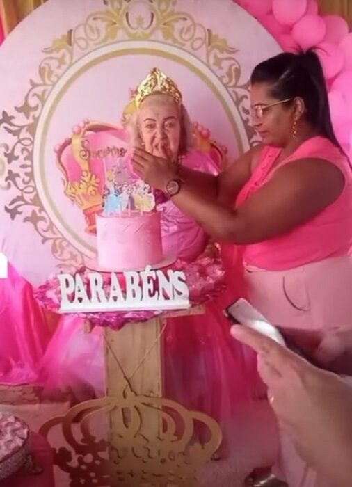 abuelita vestida de princesa de Disney celebrando su cumpleaños