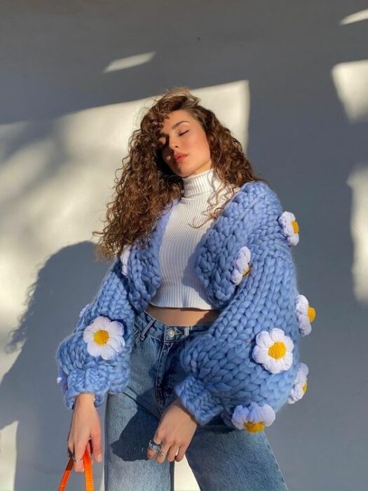 azul cielo; 13 Chunky cardigans que merecen un espacio en tu armario