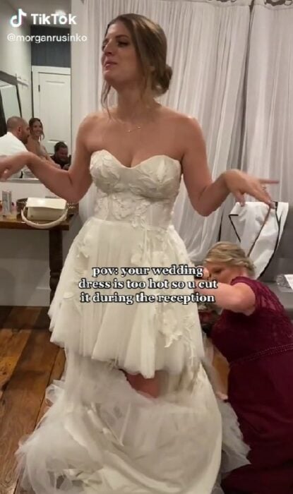 chica se hizo viral en TikTok por cortar su vestido de novia en su boda 