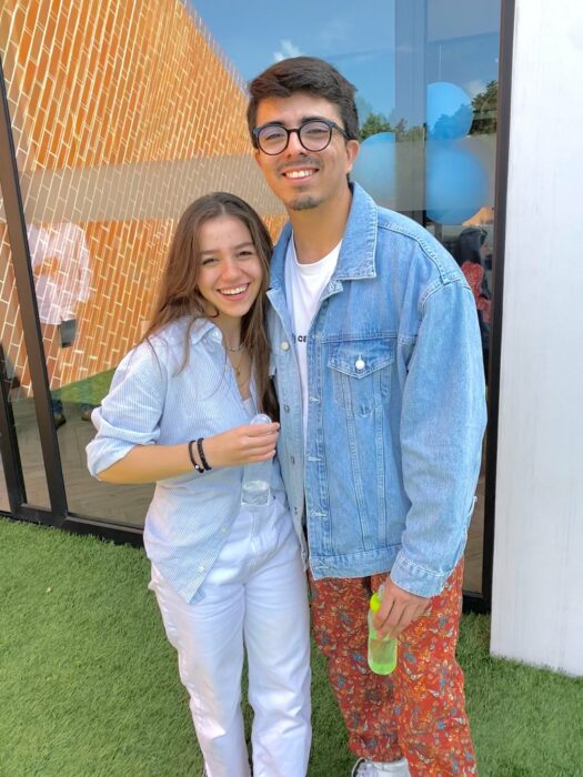 Pareja de novios posando frente a un patio de una casa 