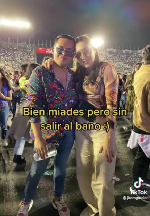 pareja de chicos que se popularizaron por usar pañal en concierto de Dua Lipa 